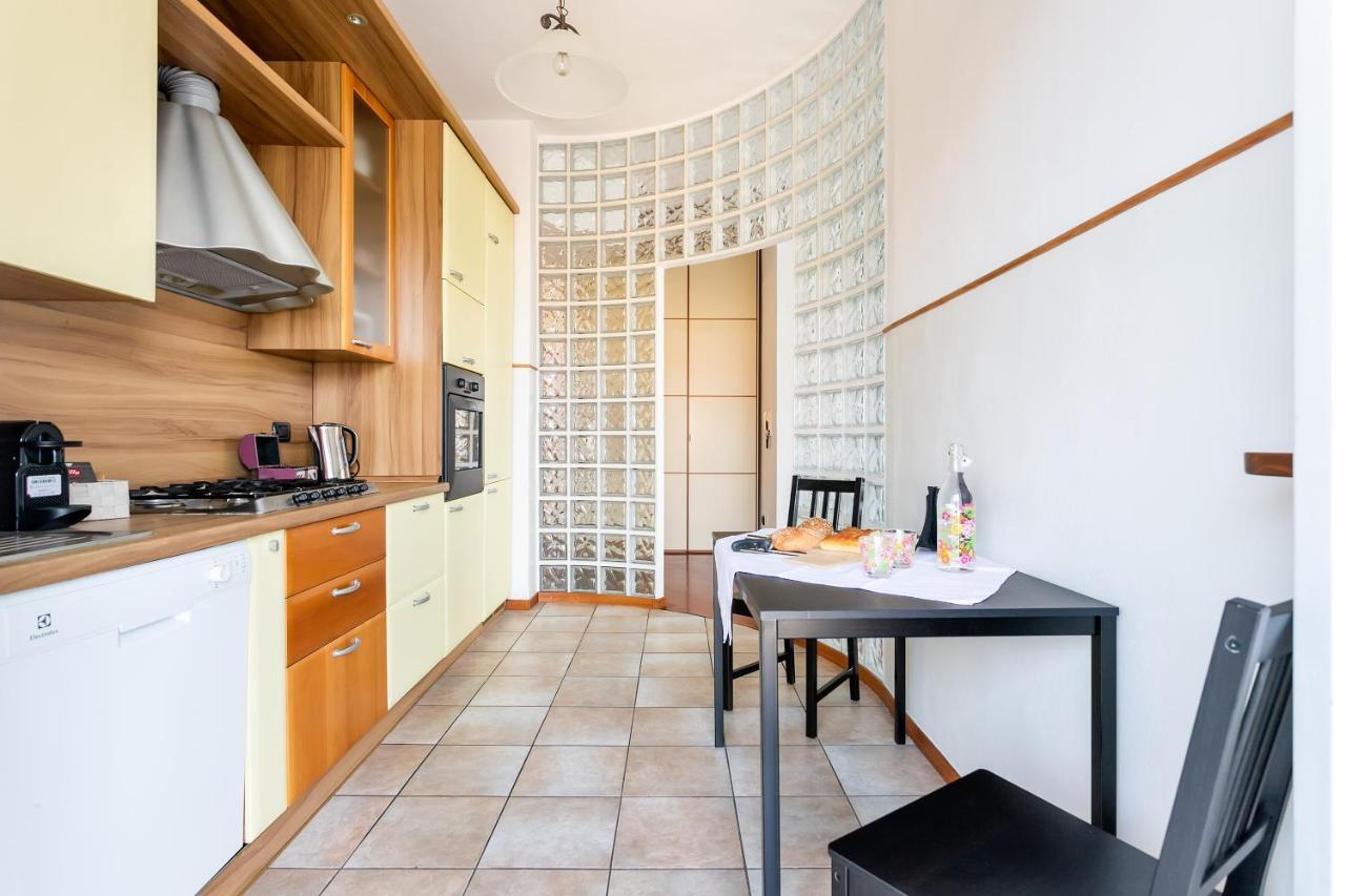 Santa Chiara Apartment By Myhomeincomo Exteriör bild