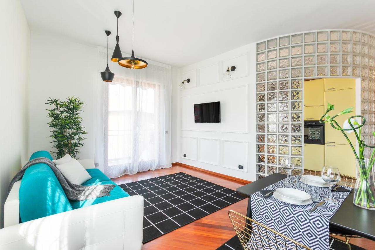 Santa Chiara Apartment By Myhomeincomo Exteriör bild