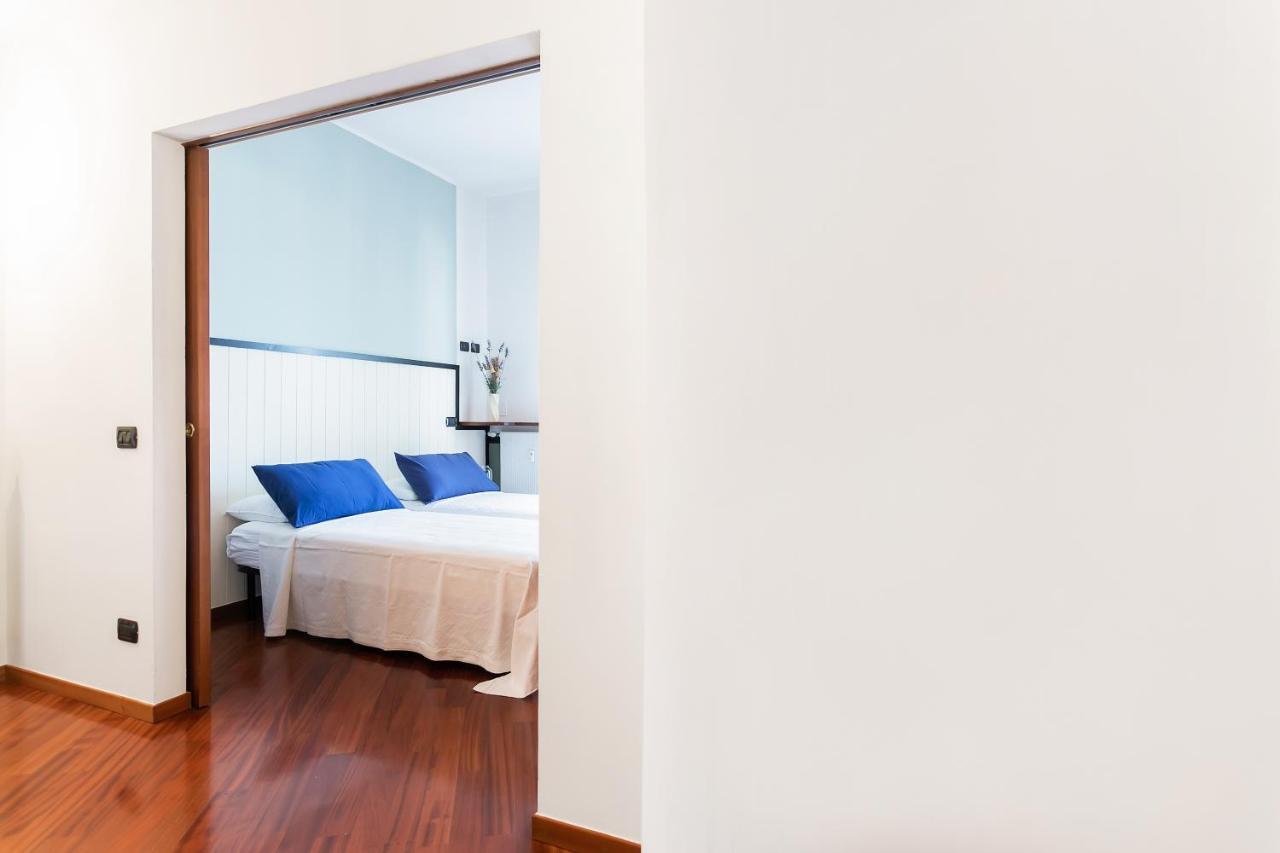 Santa Chiara Apartment By Myhomeincomo Exteriör bild