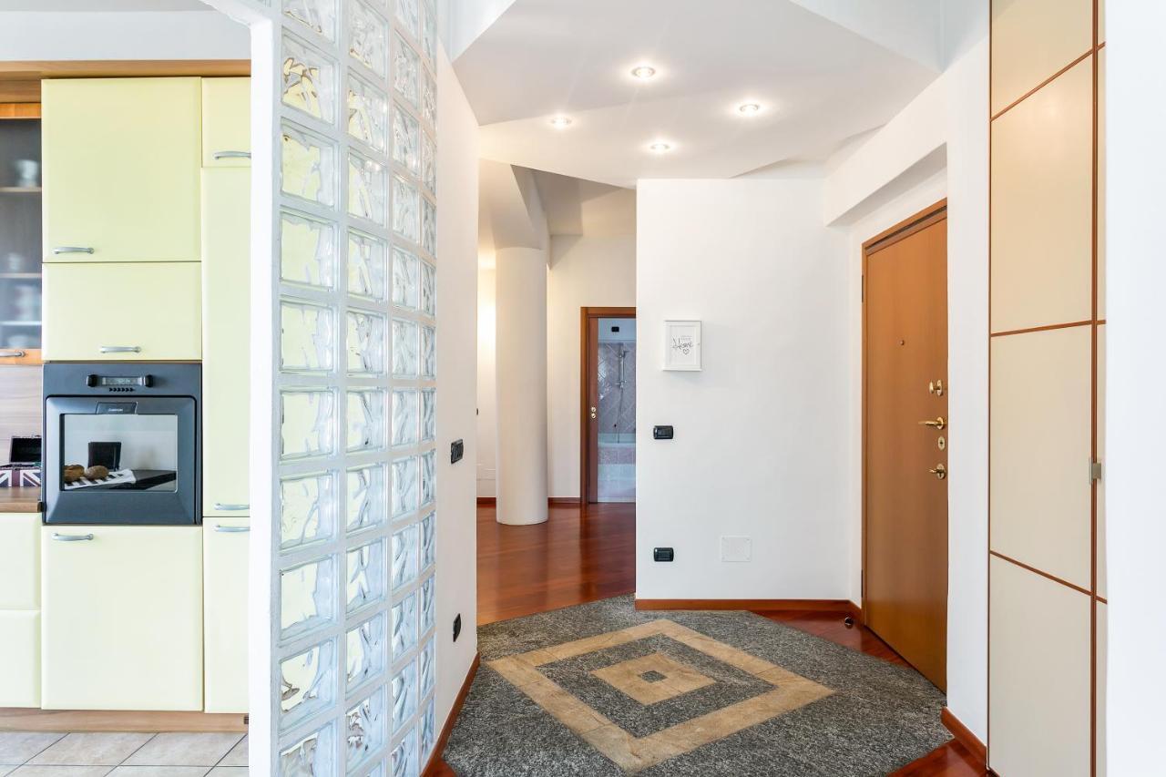 Santa Chiara Apartment By Myhomeincomo Exteriör bild