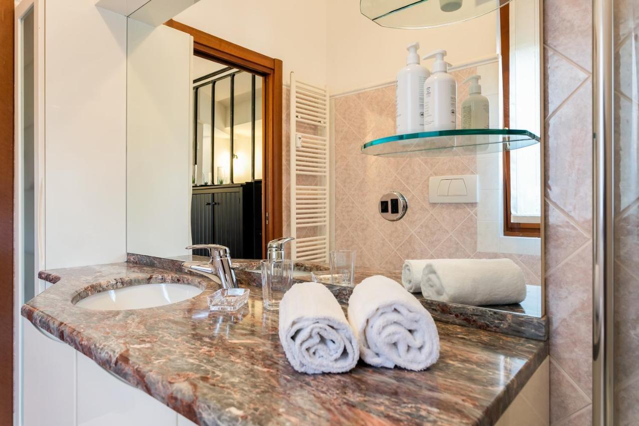 Santa Chiara Apartment By Myhomeincomo Exteriör bild